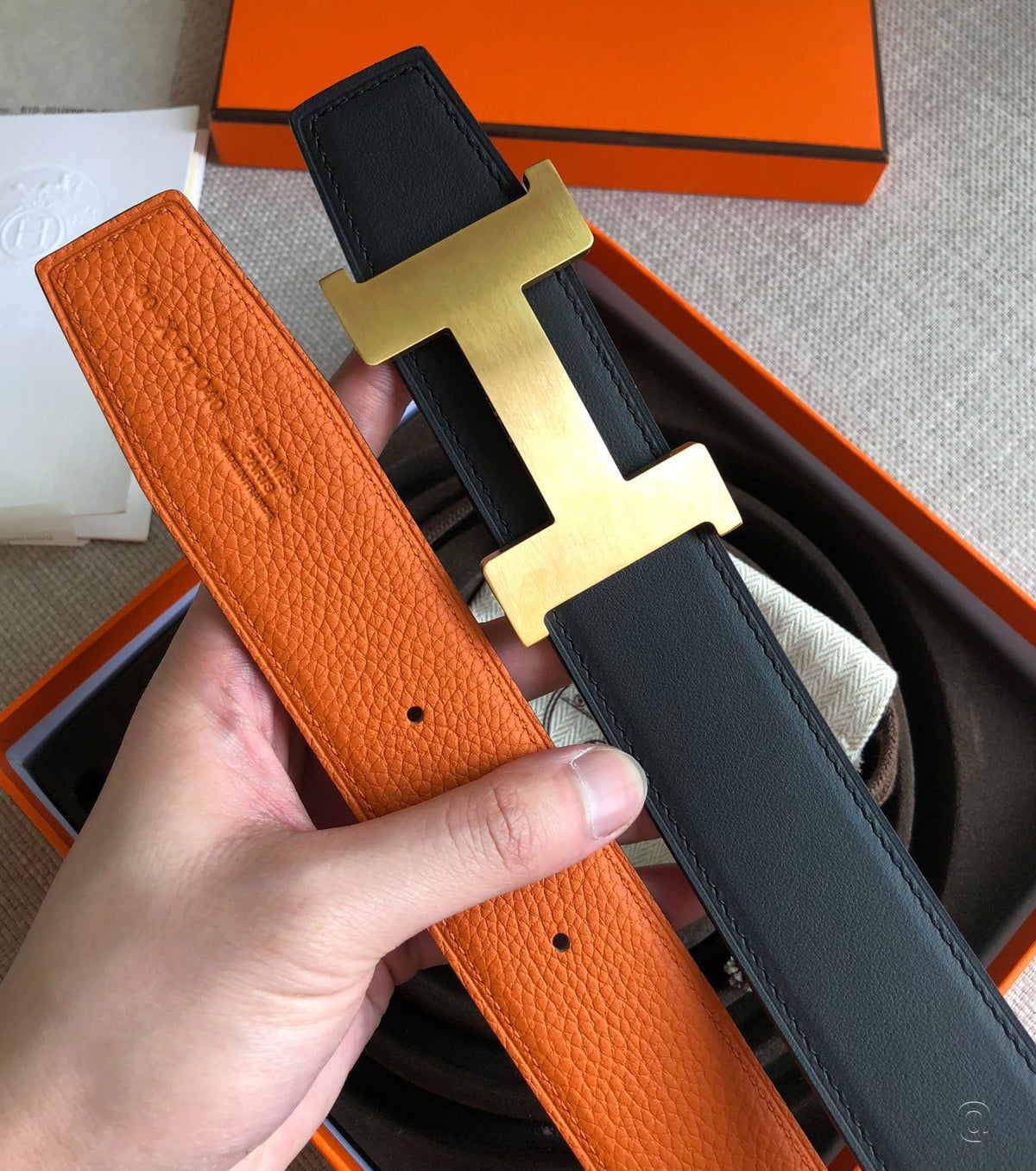 Reversible belt with H-shaped buckle