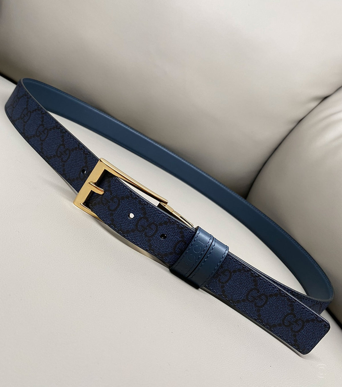 Reversible belt with rectangular buckle
