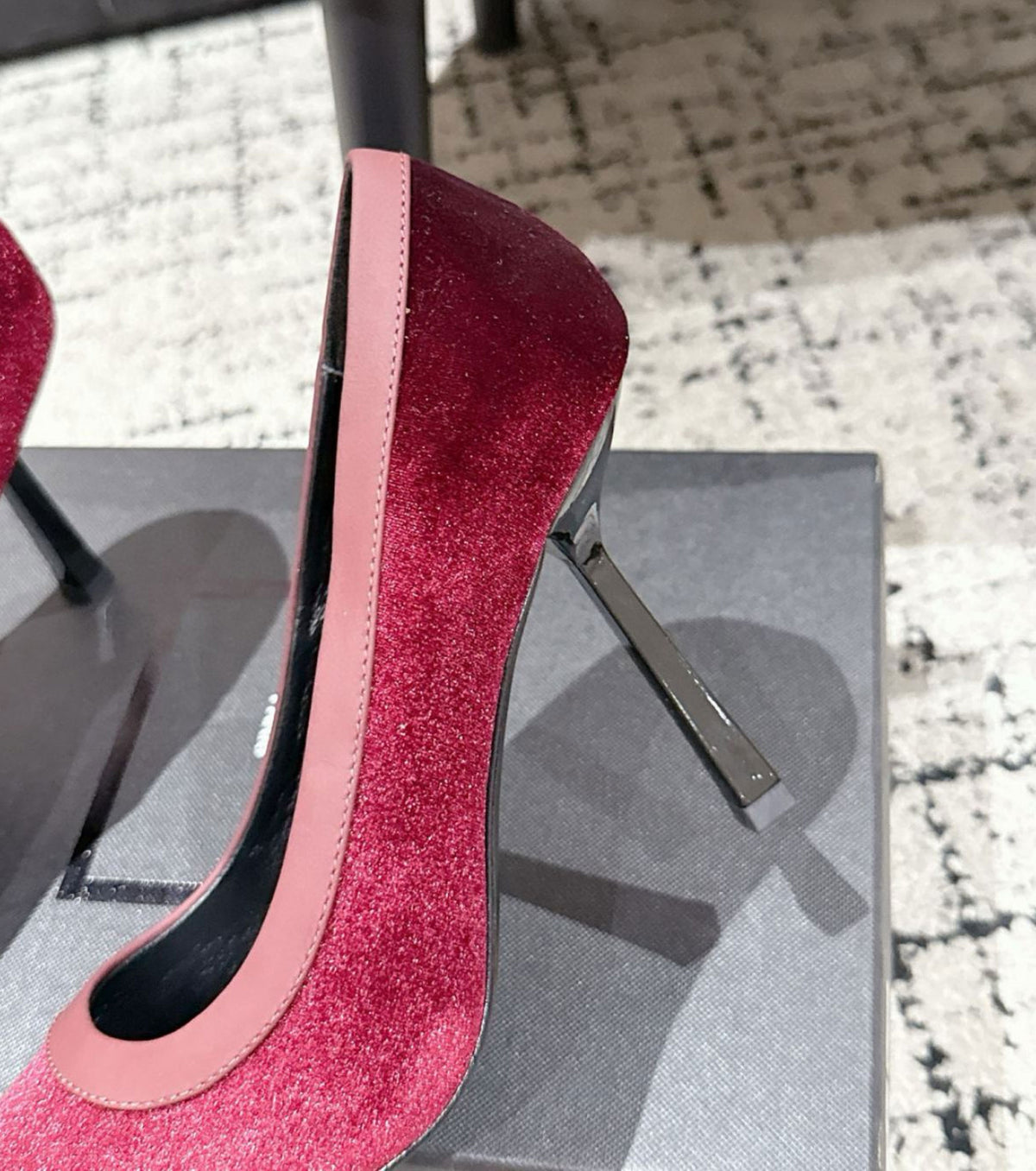 Велурени обувки на висок ток