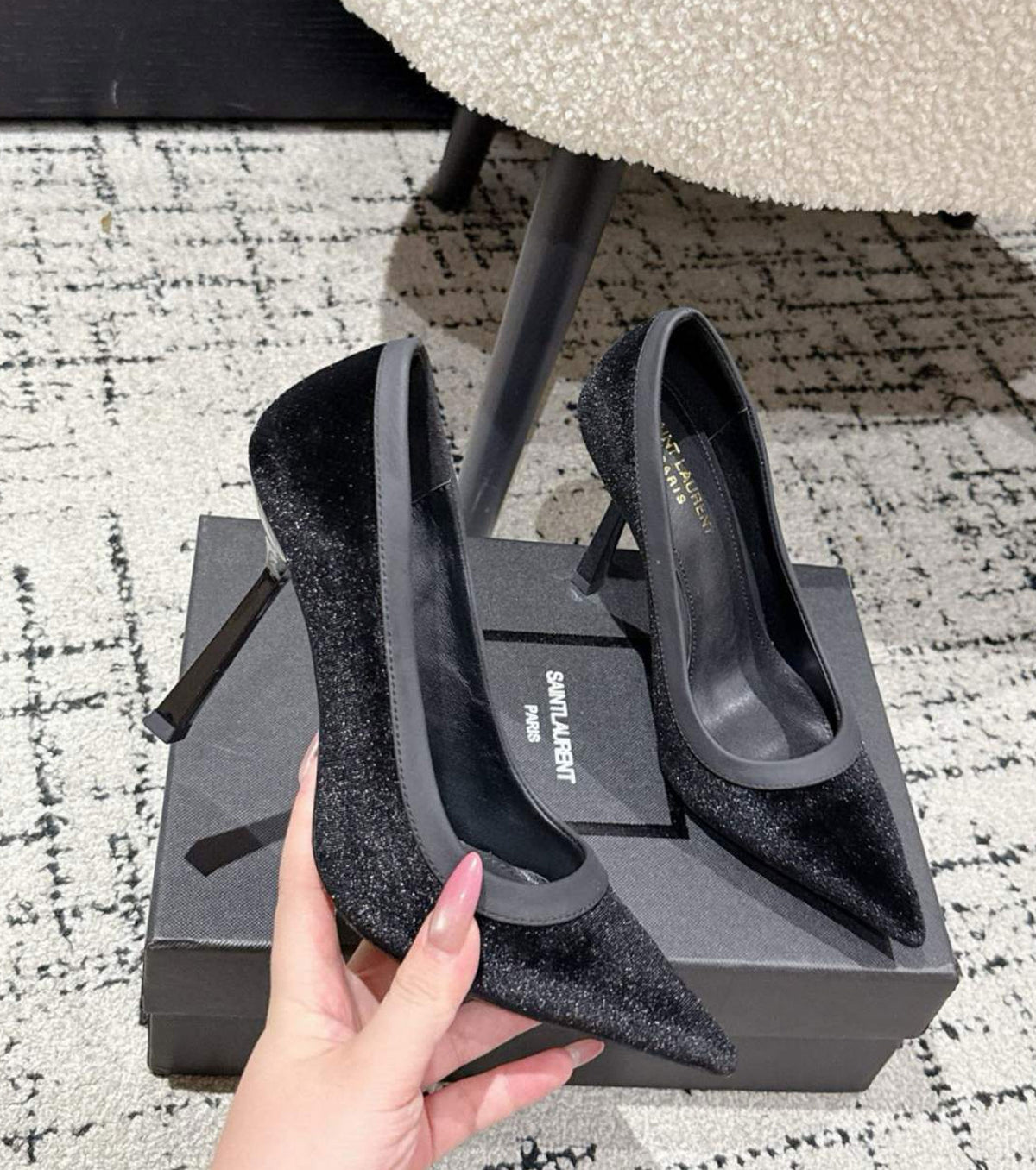 Велурени обувки на висок ток