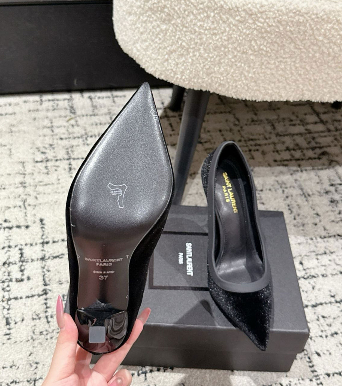 Велурени обувки на висок ток