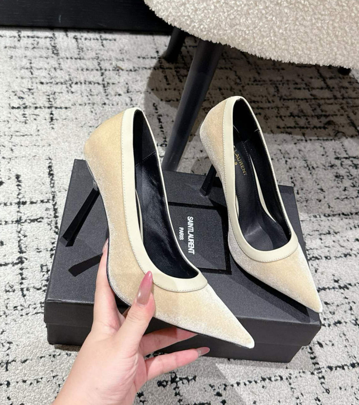 Велурени обувки на висок ток