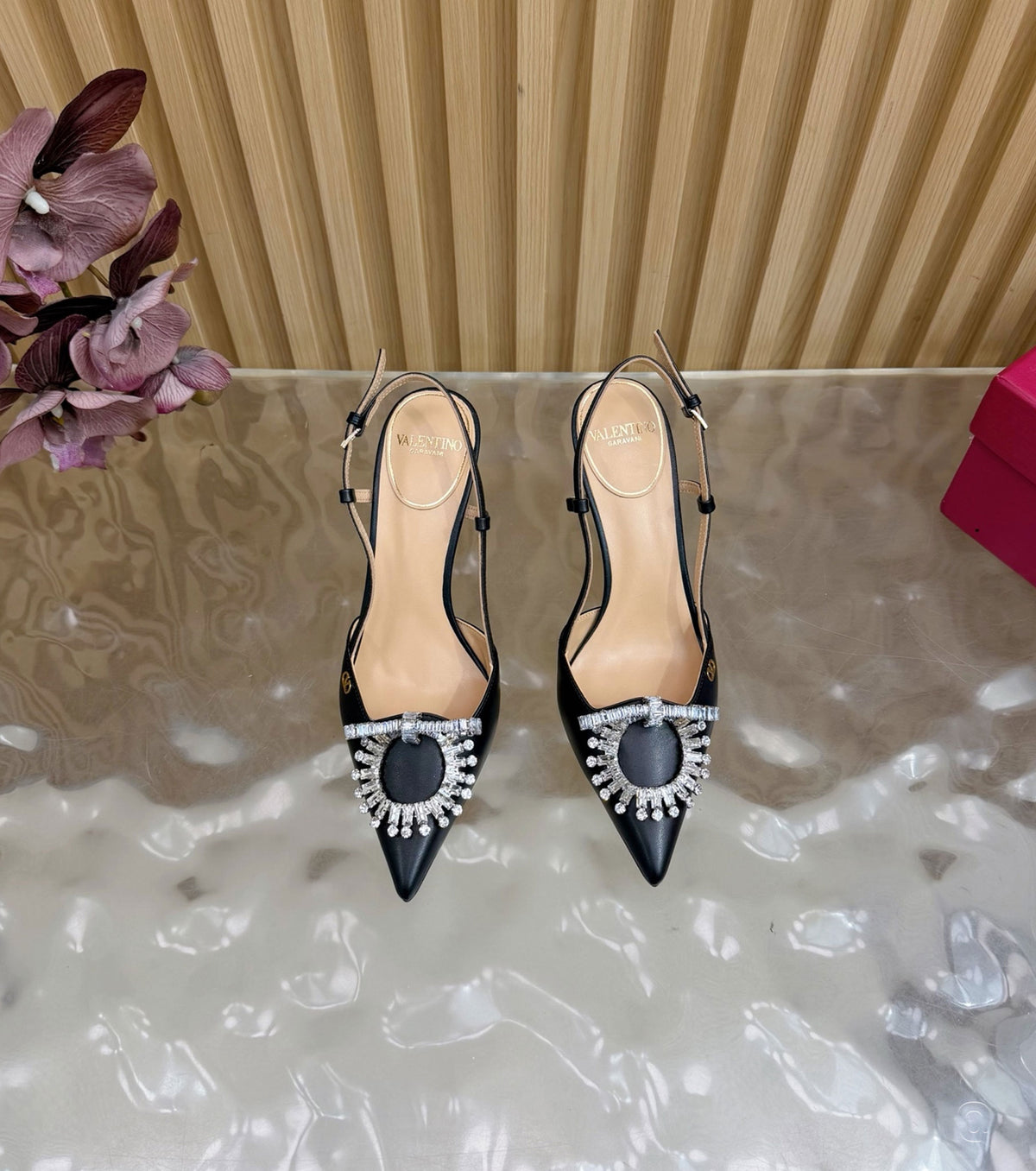 Стилни обувки с каишка