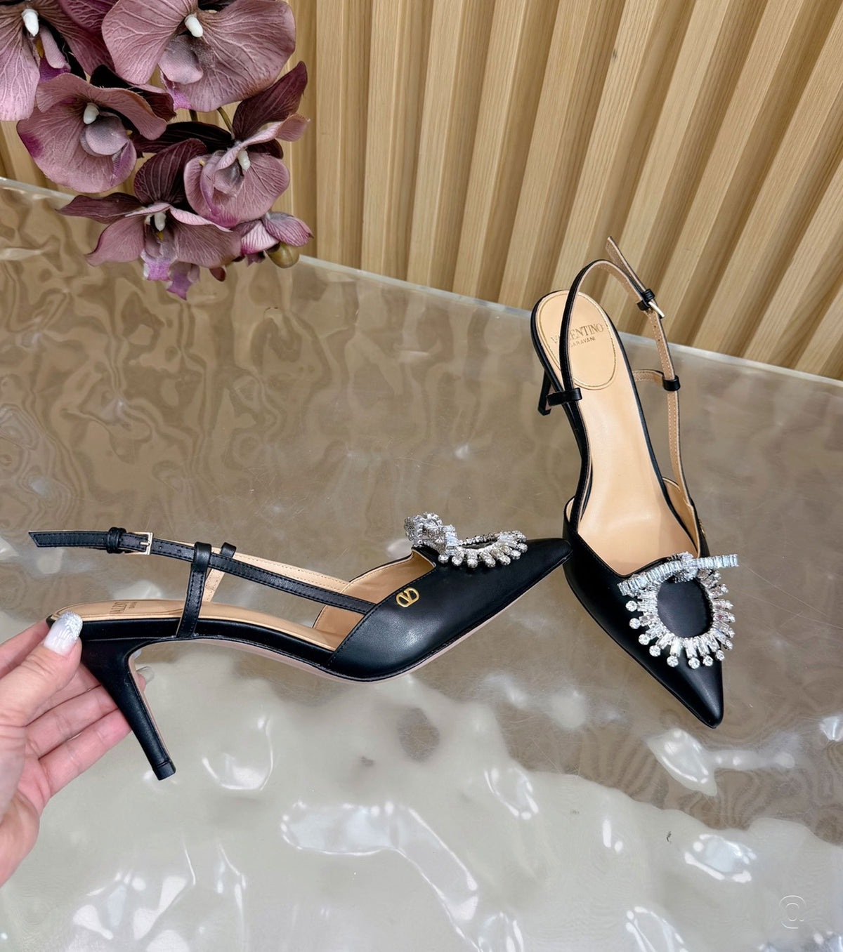 Стилни обувки с каишка