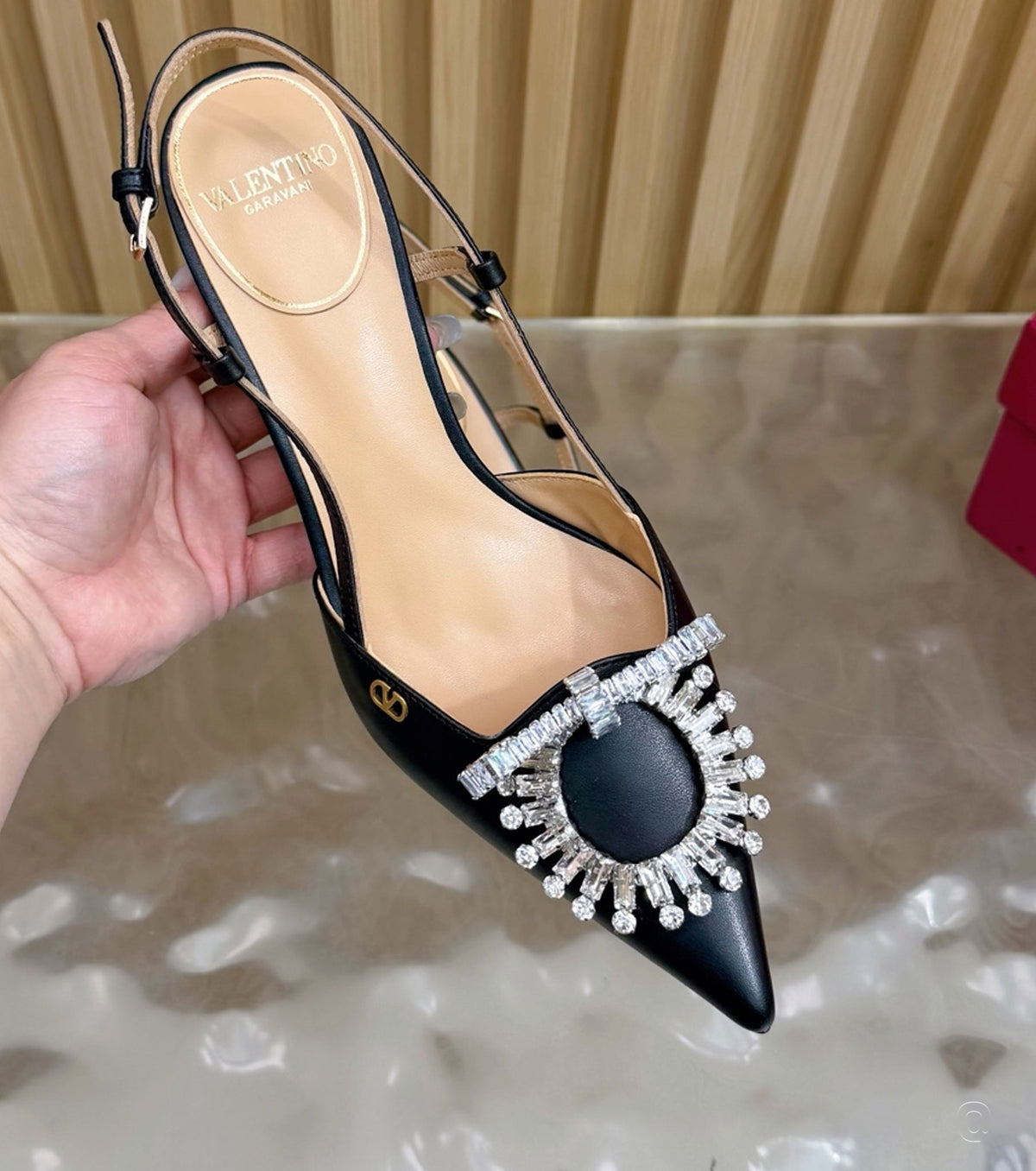 Стилни обувки с каишка