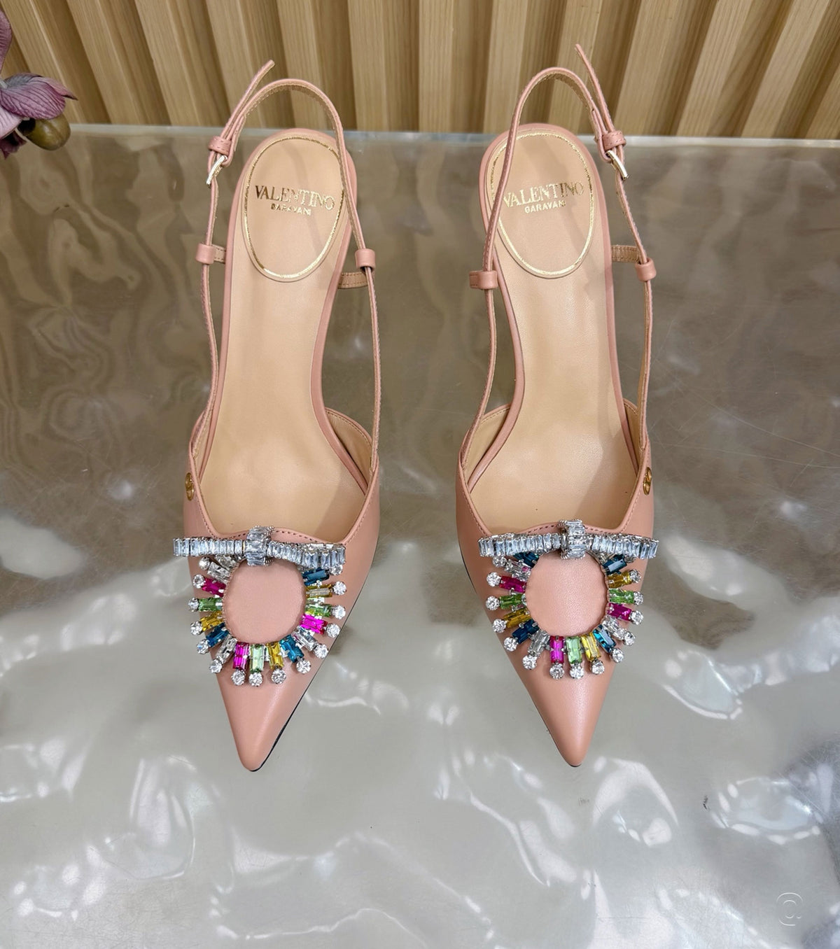 Стилни обувки с каишка