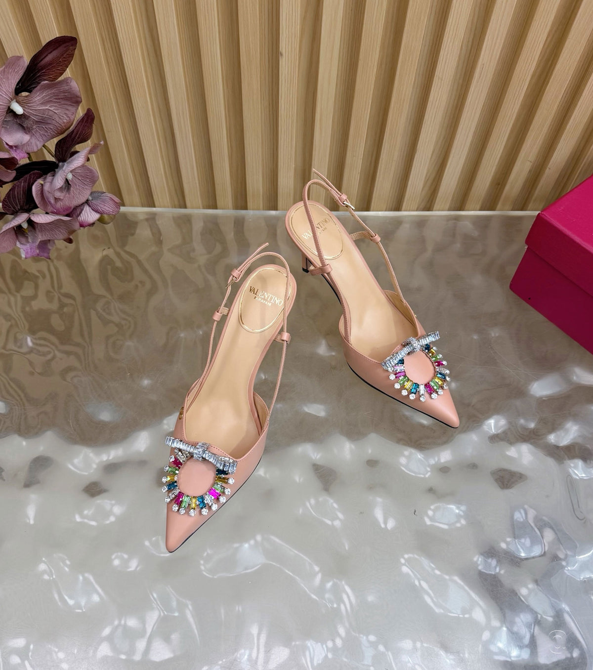 Стилни обувки с каишка