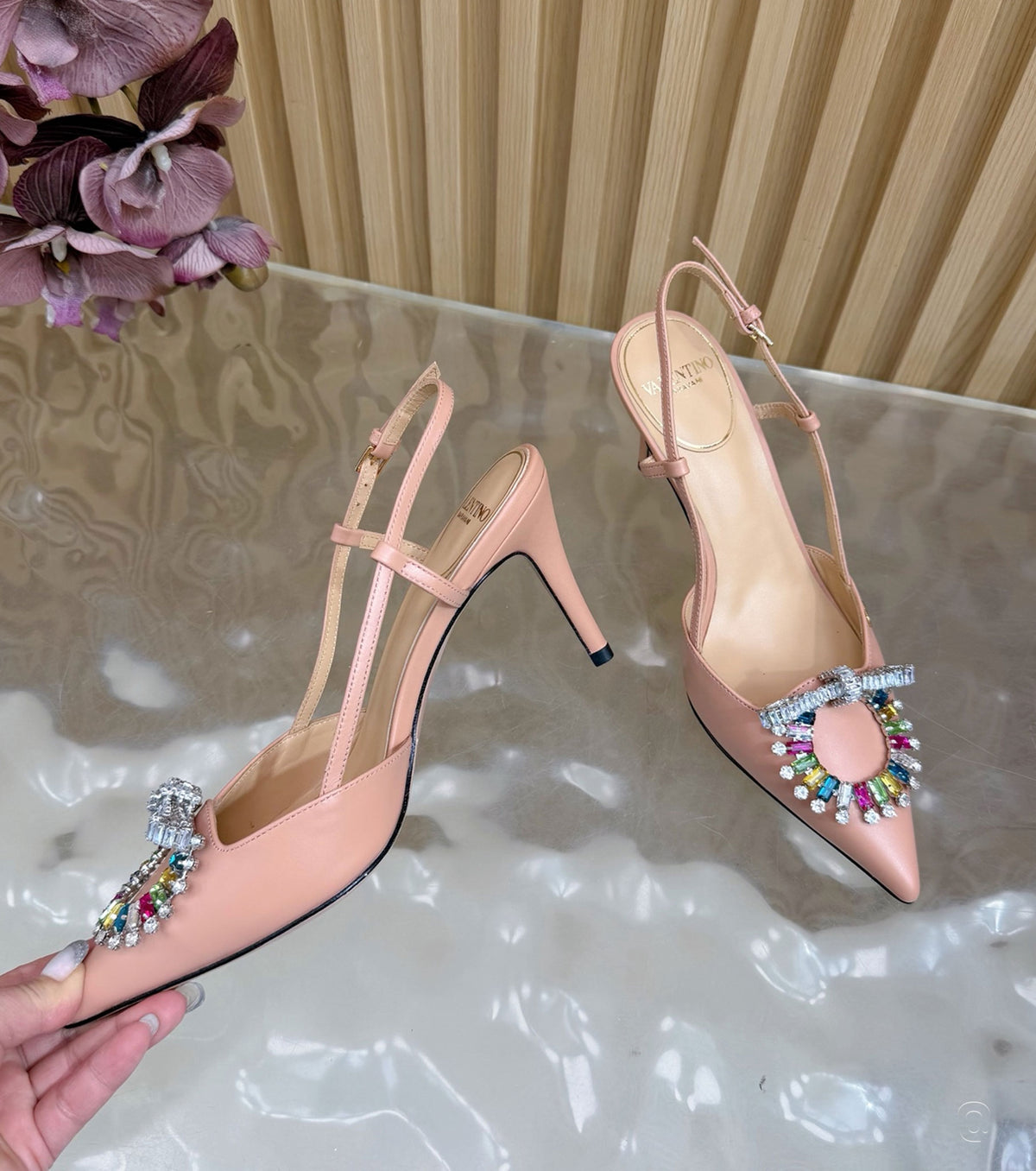 Стилни обувки с каишка