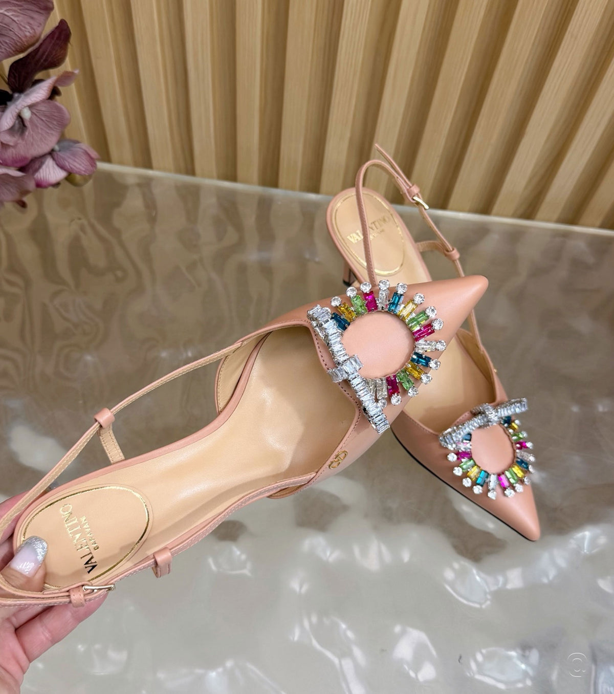 Стилни обувки с каишка