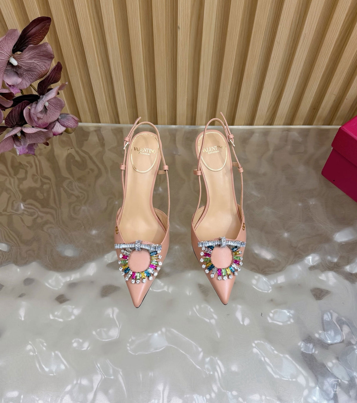 Стилни обувки с каишка