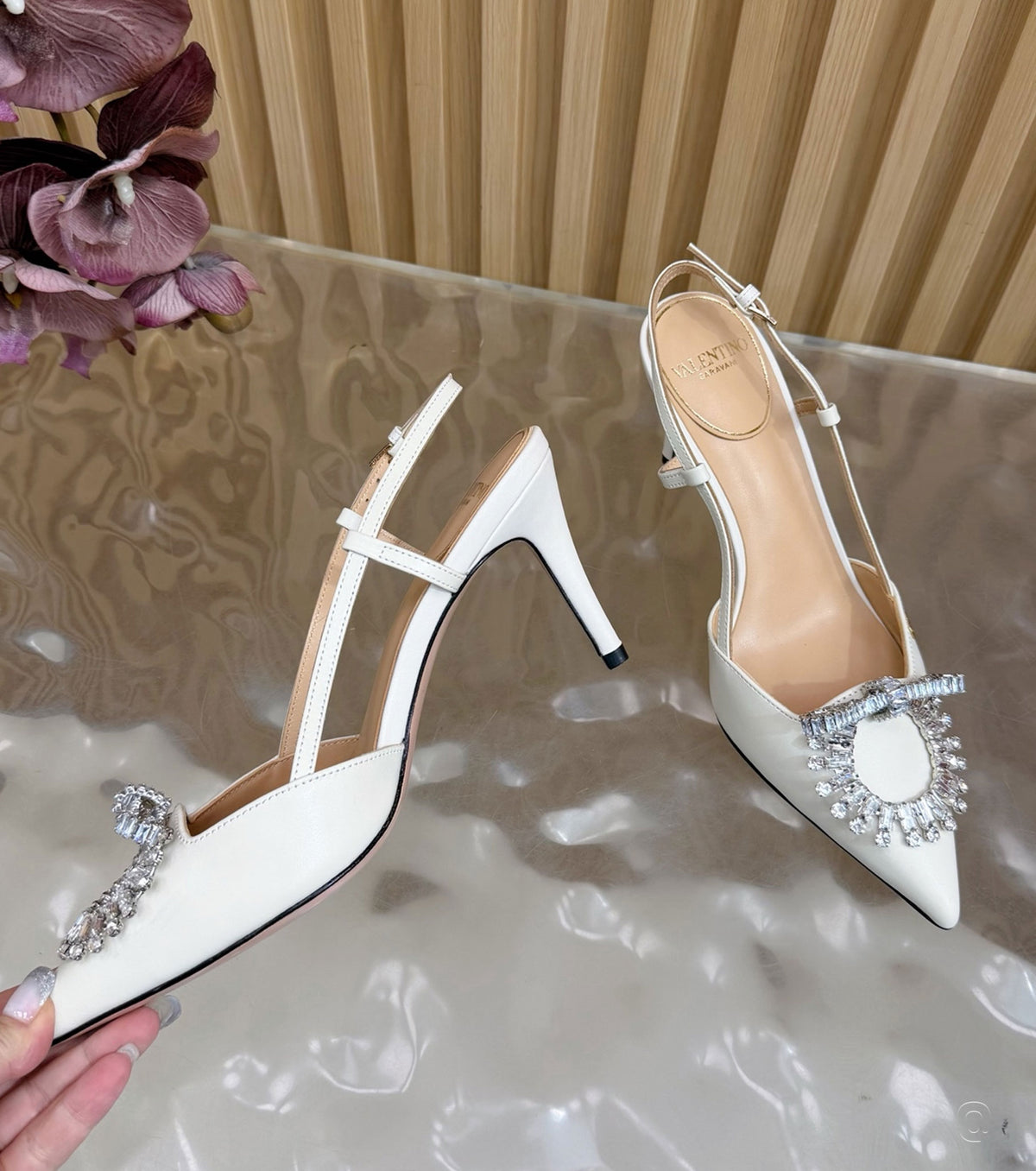 Стилни обувки с каишка