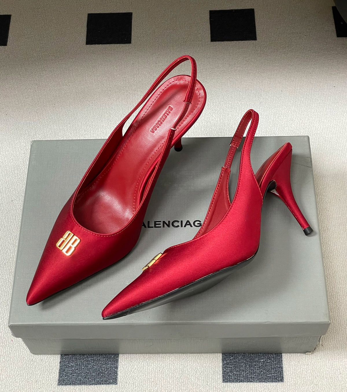 Полуотворени обувки на висок ток BB