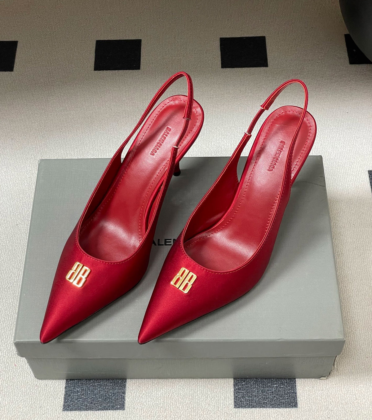 Полуотворени обувки на висок ток BB