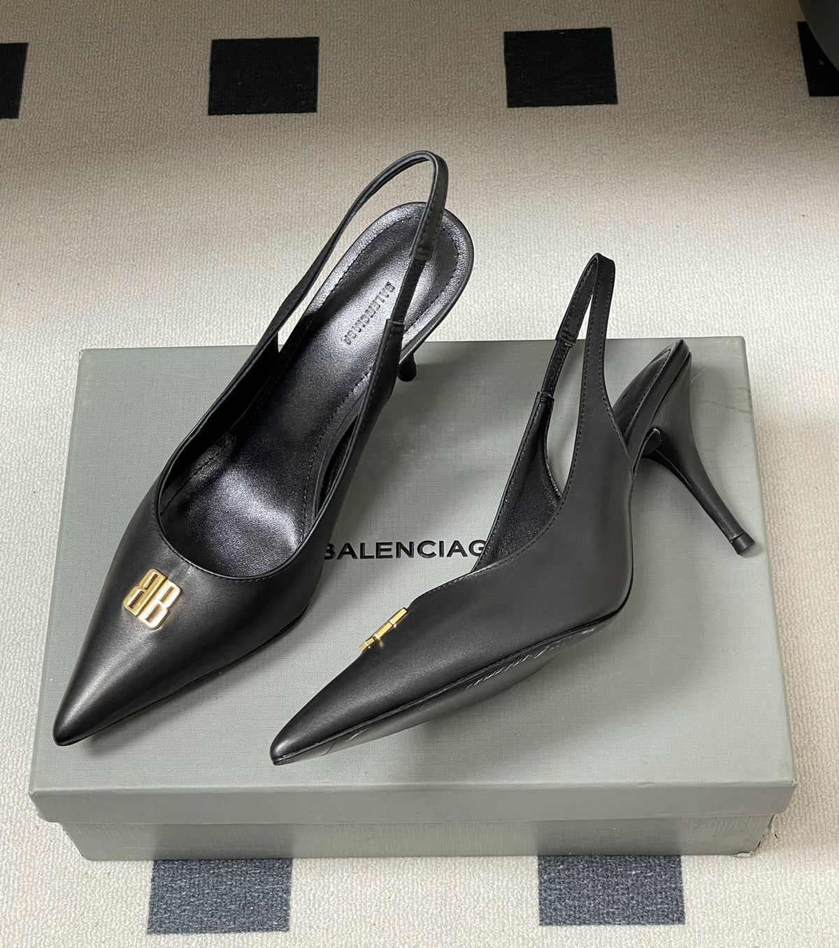 Полуотворени обувки на висок ток BB