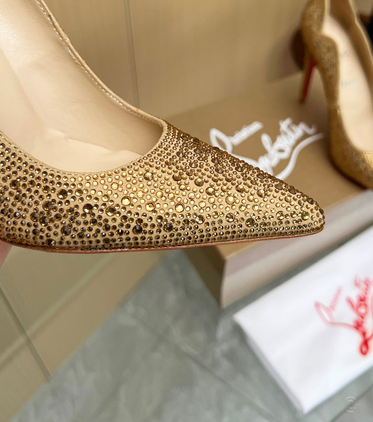 High-heeled shoes with crystals