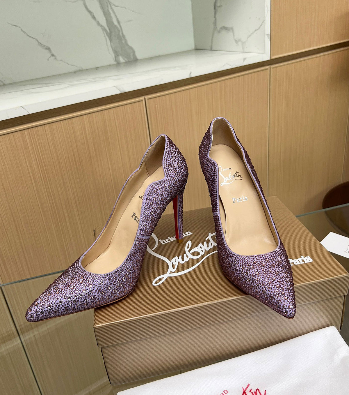 High-heeled shoes with crystals