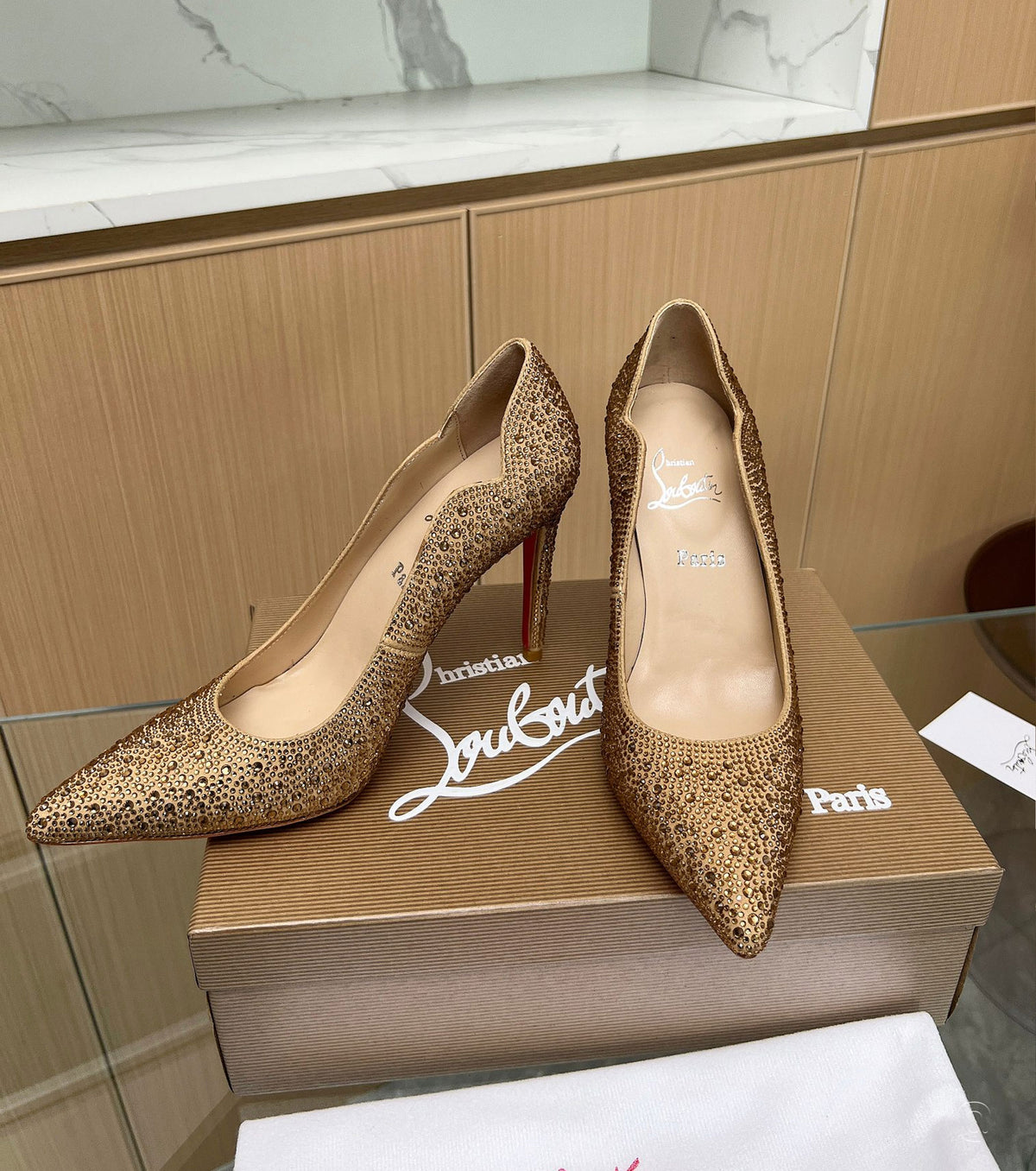 High-heeled shoes with crystals