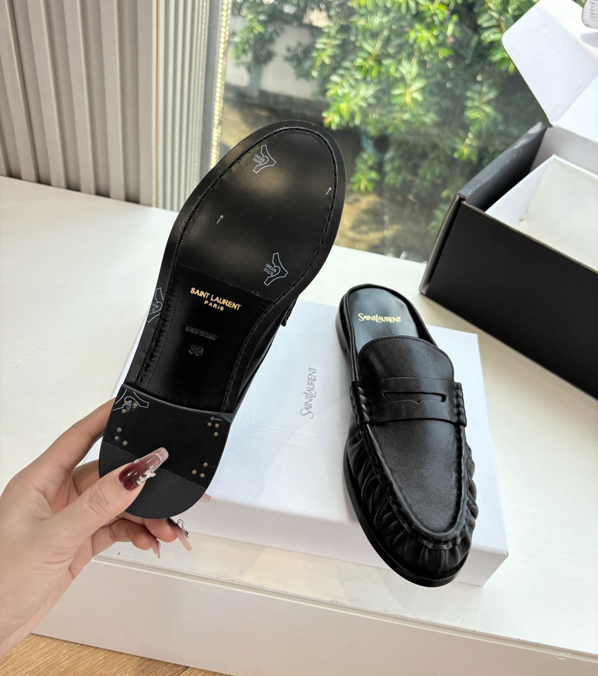 LE LOAFER mules