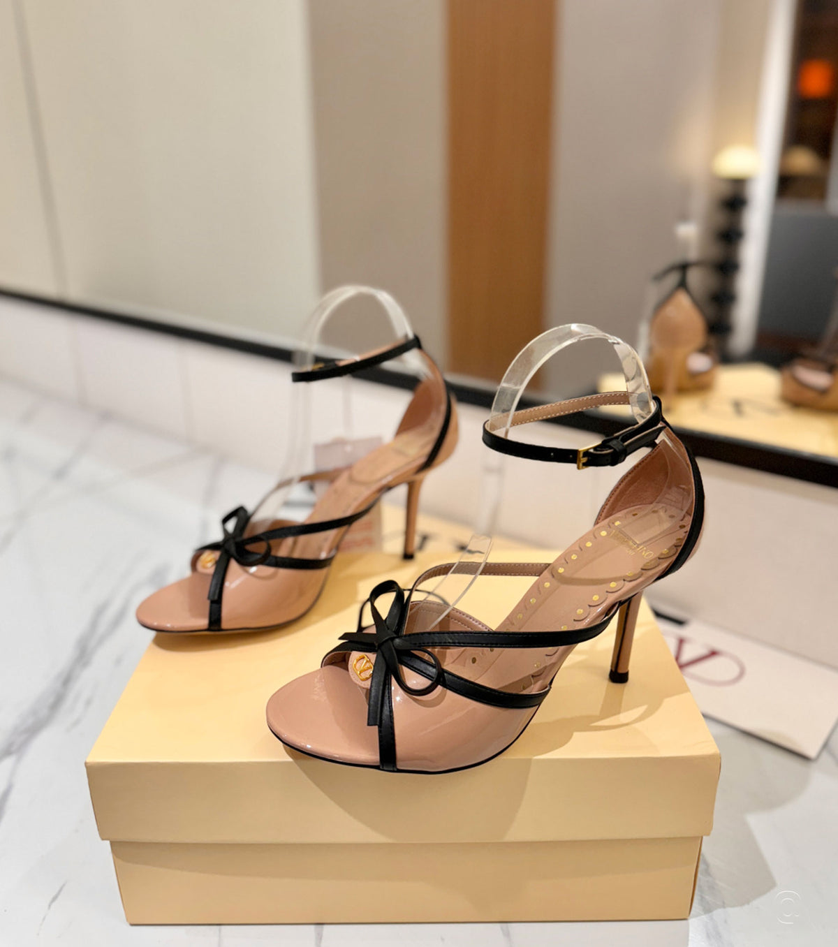 Bepointy Sandal in Patent Leather and Kidskin