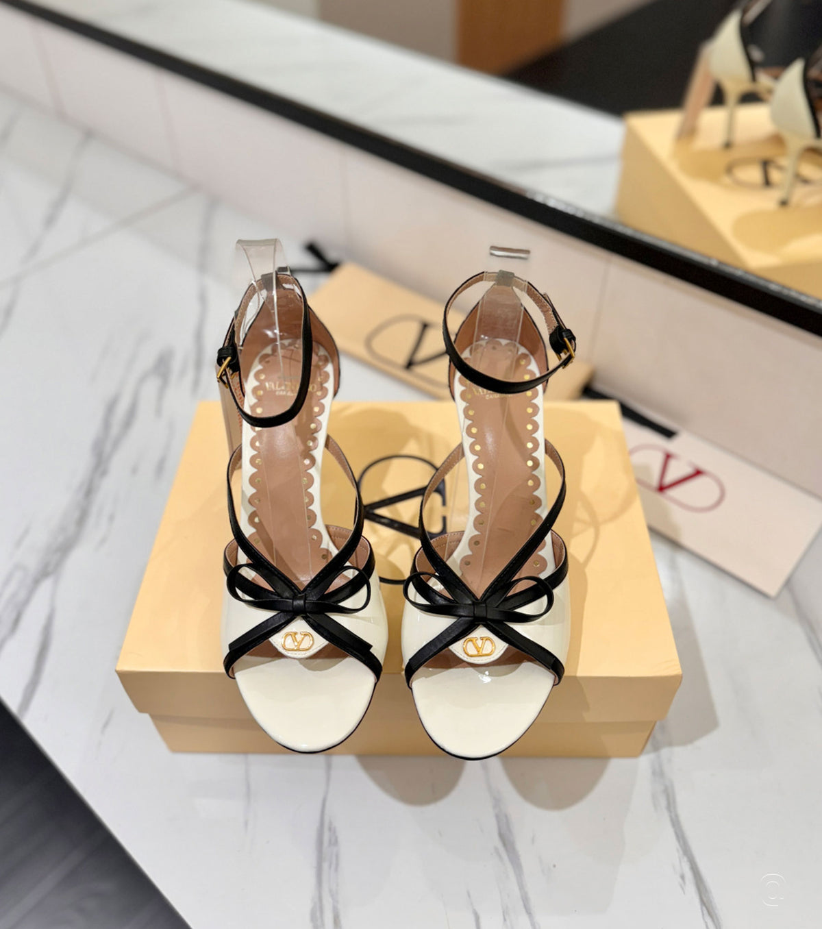 Bepointy Sandal in Patent Leather and Kidskin