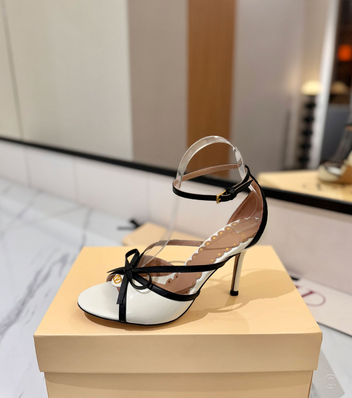 Bepointy Sandal in Patent Leather and Kidskin