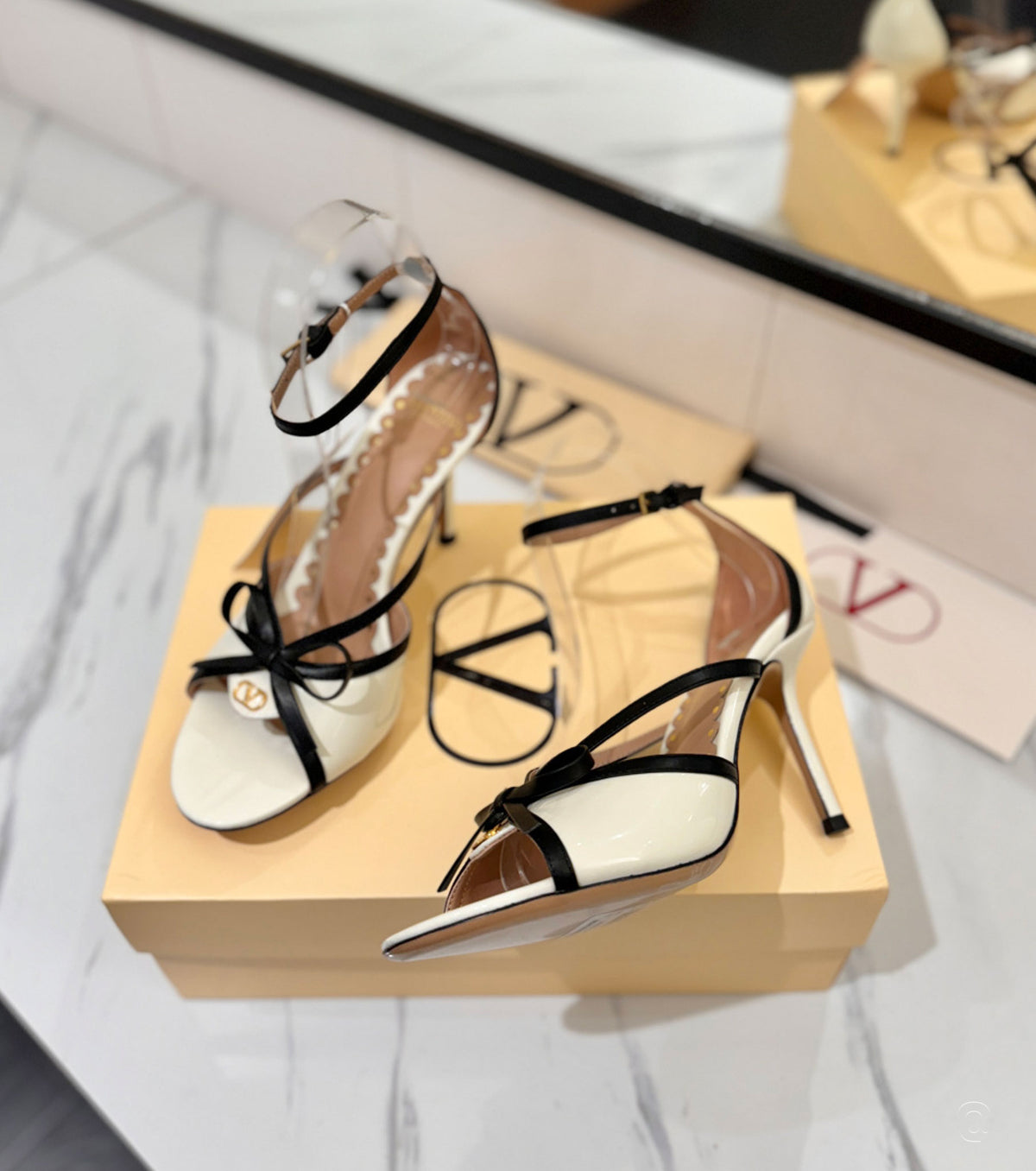 Bepointy Sandal in Patent Leather and Kidskin