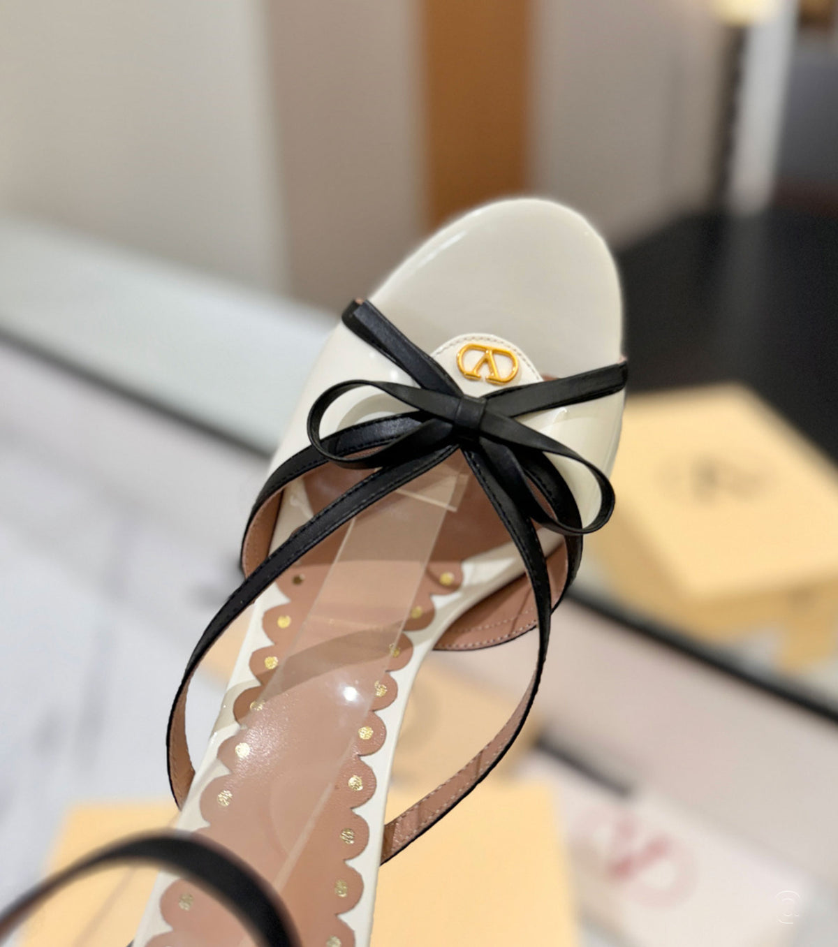 Bepointy Sandal in Patent Leather and Kidskin