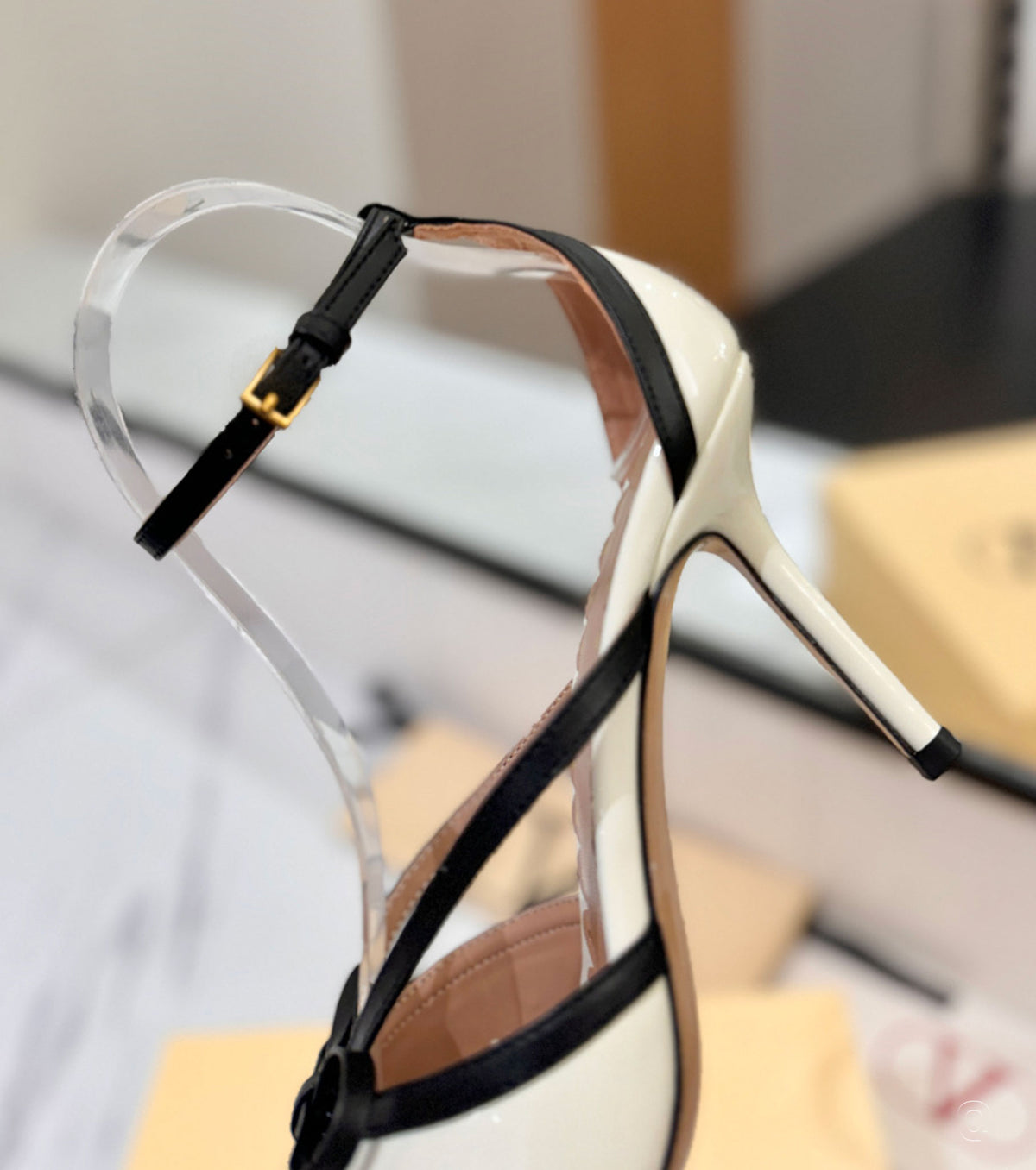 Bepointy Sandal in Patent Leather and Kidskin