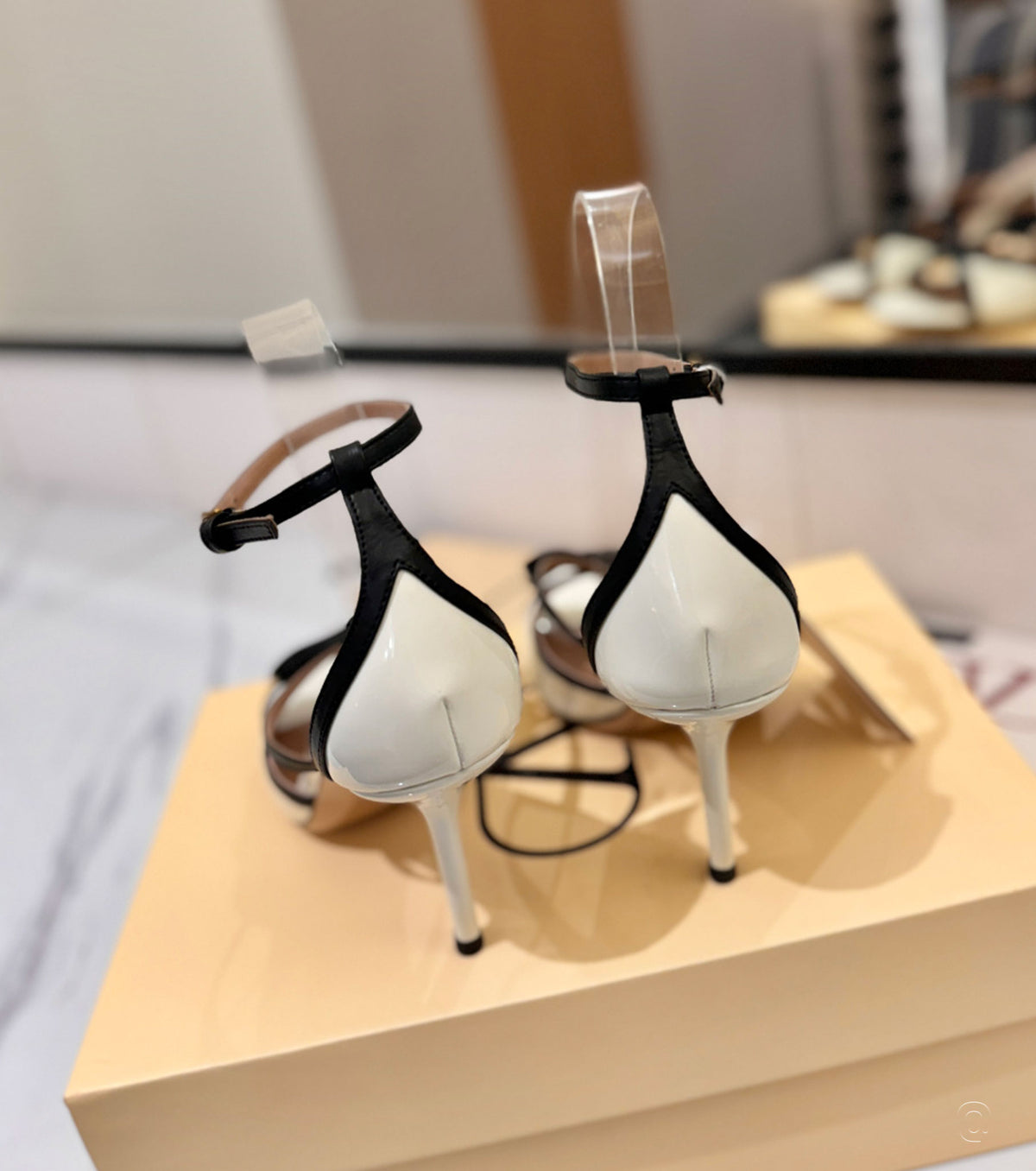 Bepointy Sandal in Patent Leather and Kidskin