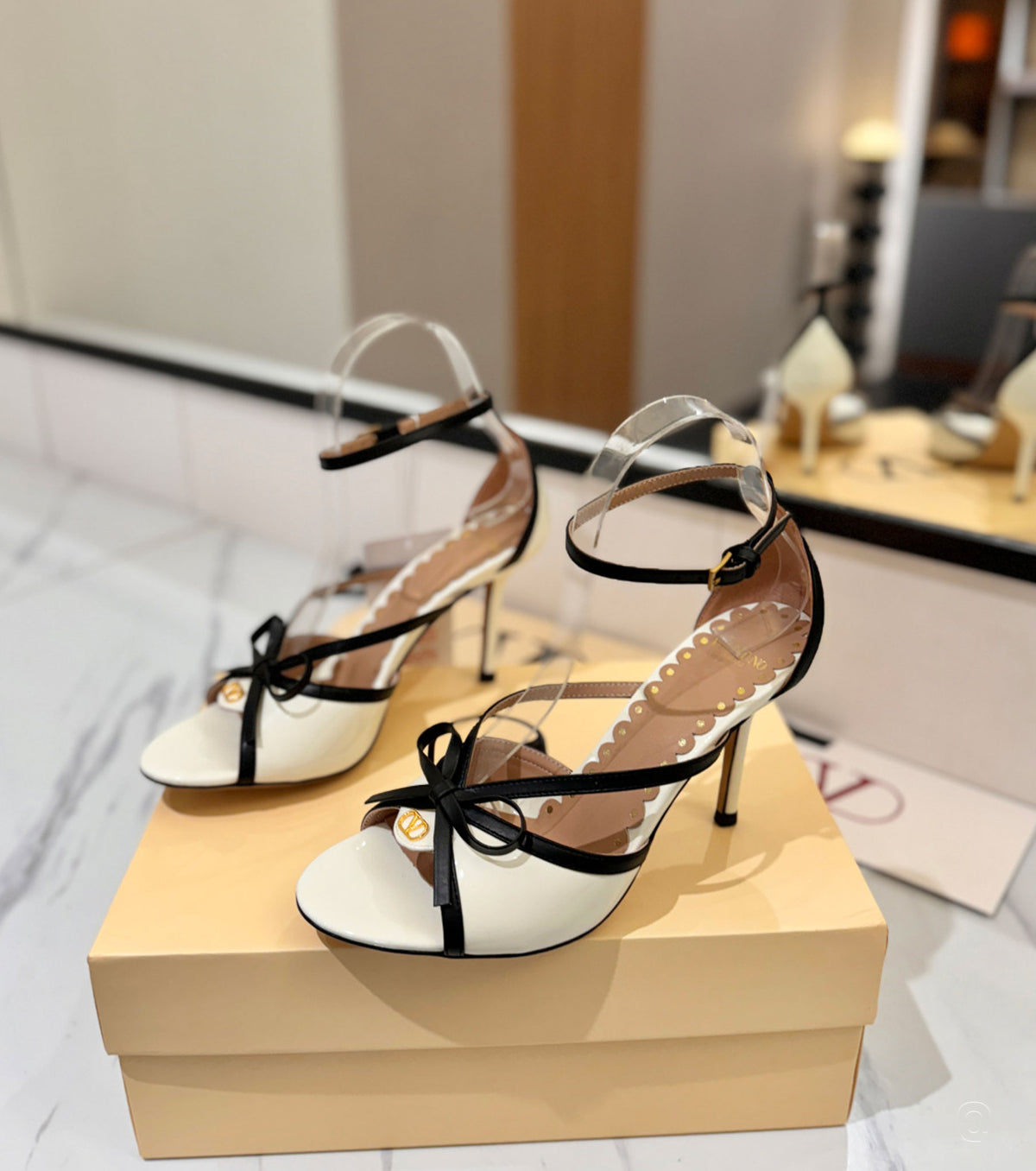 Bepointy Sandal in Patent Leather and Kidskin