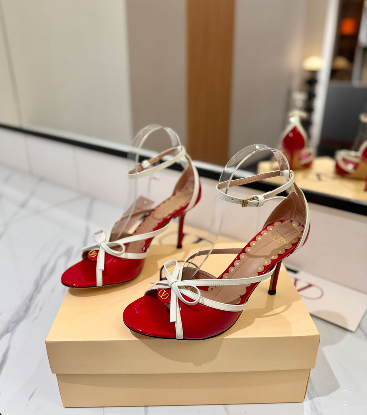 Bepointy Sandal in Patent Leather and Kidskin