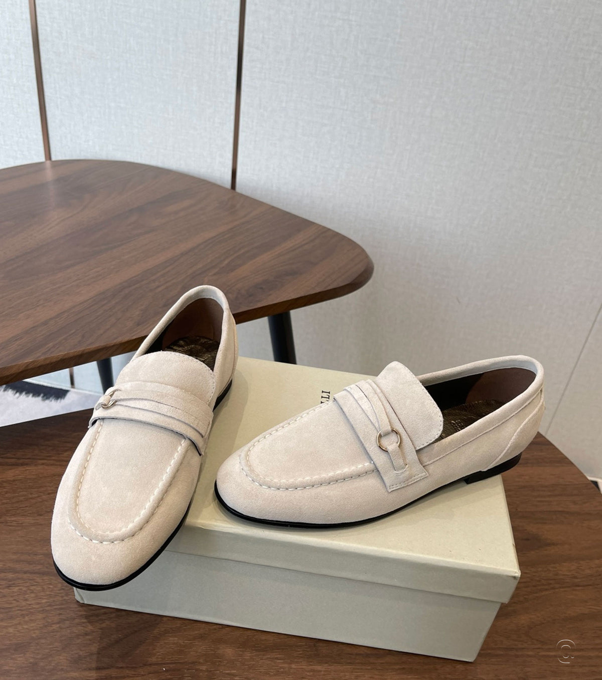 Велурени мокасини