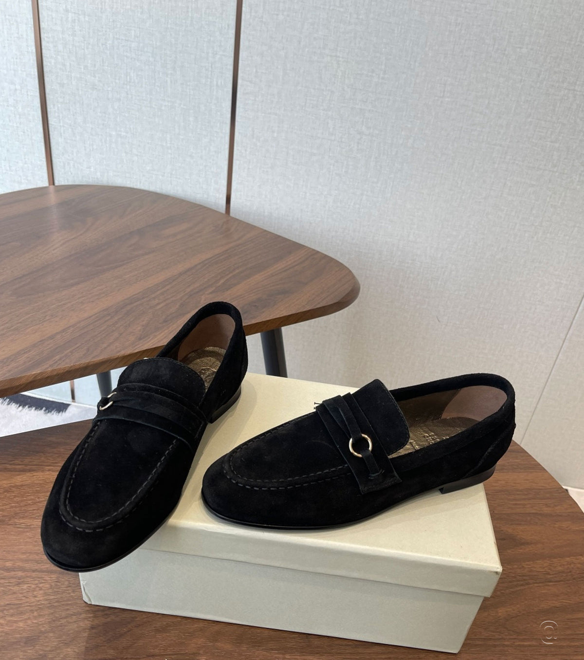 Велурени мокасини