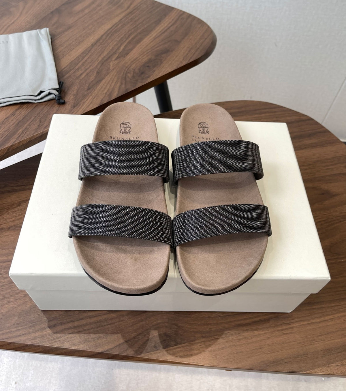 Monili detailing slides