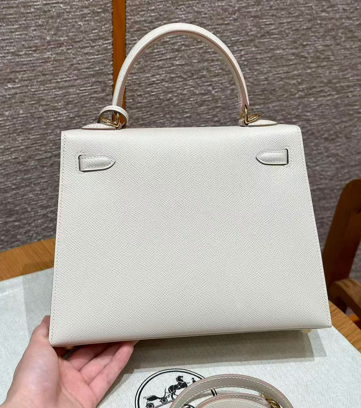 Kelly Sellier 25 Craie Epsom Gold Hardware