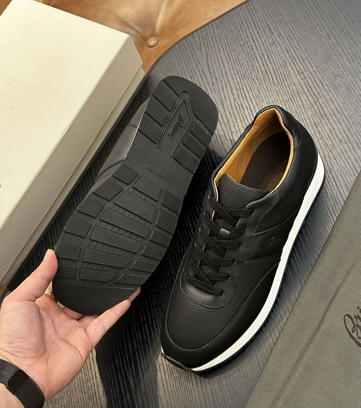 Leather sneaker