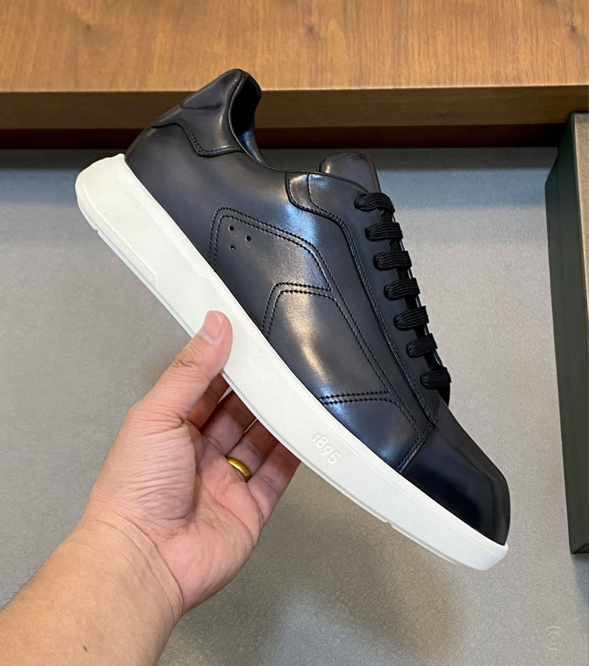 Leather sneaker