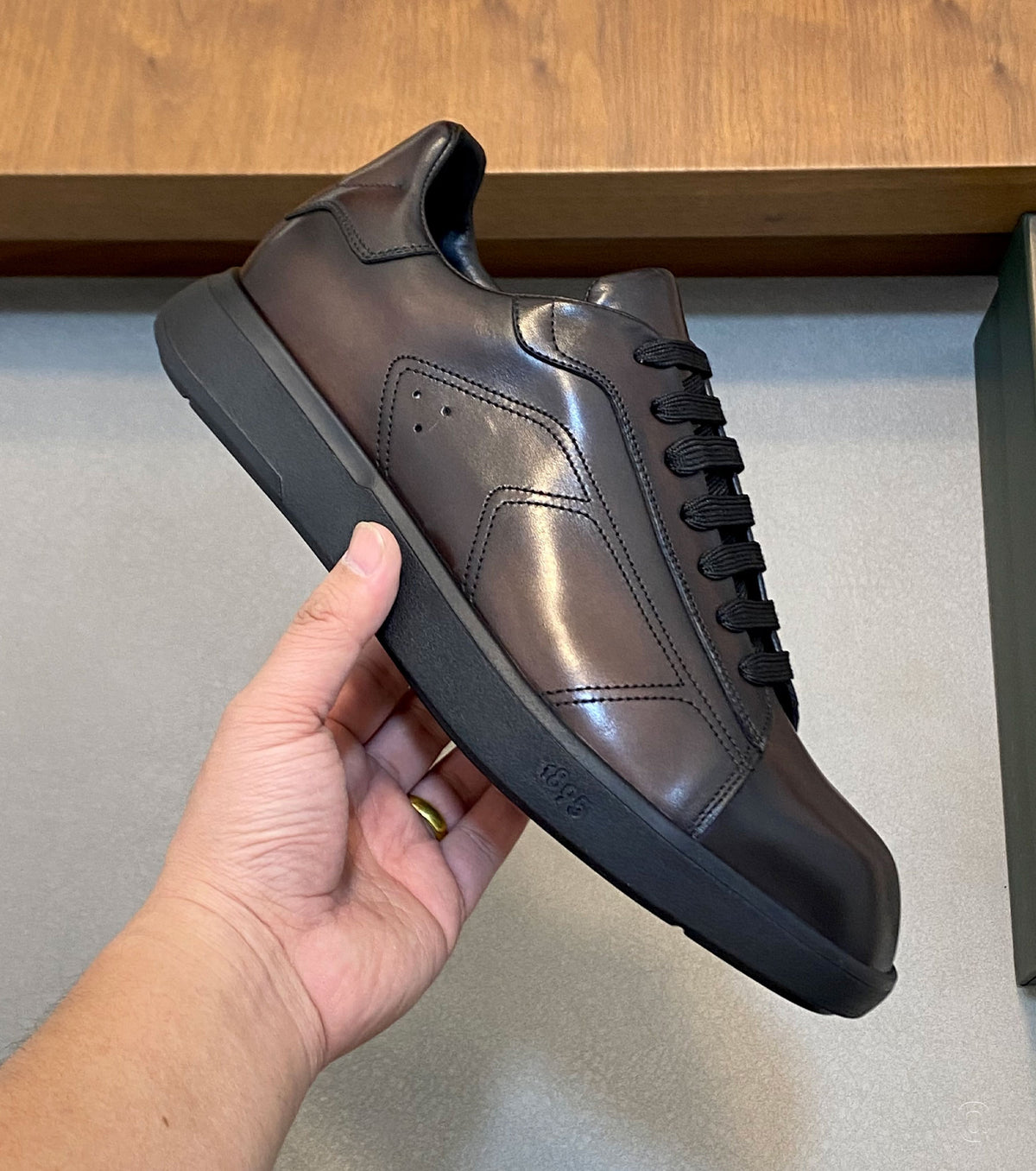 Leather sneaker