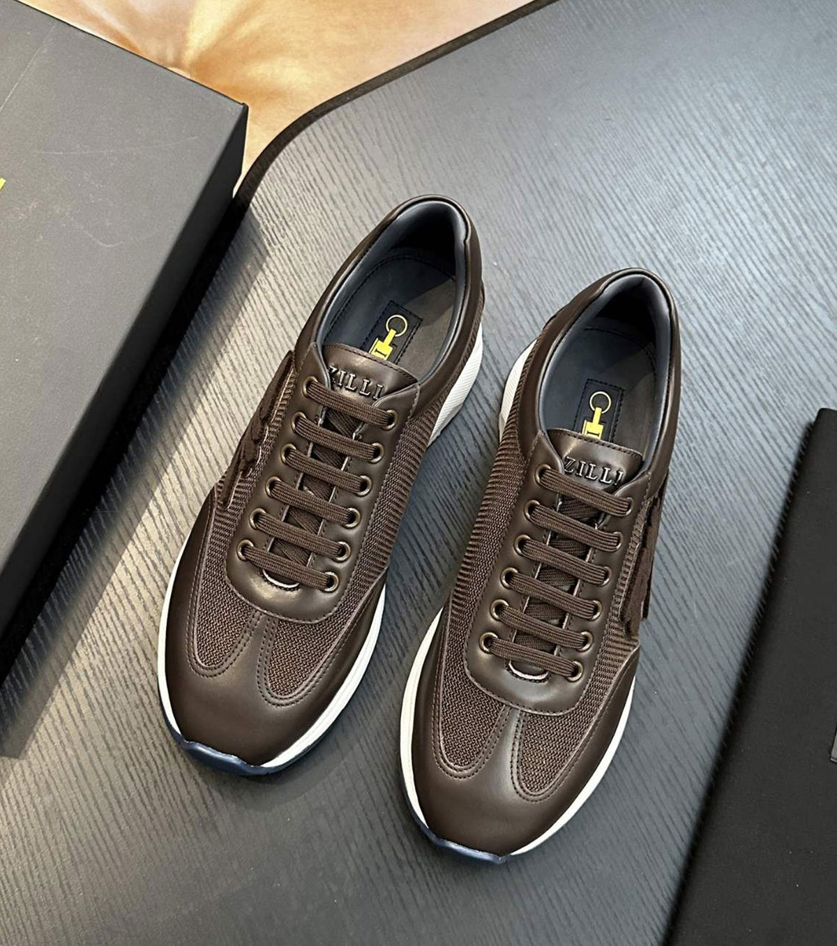 Велурени мокасини