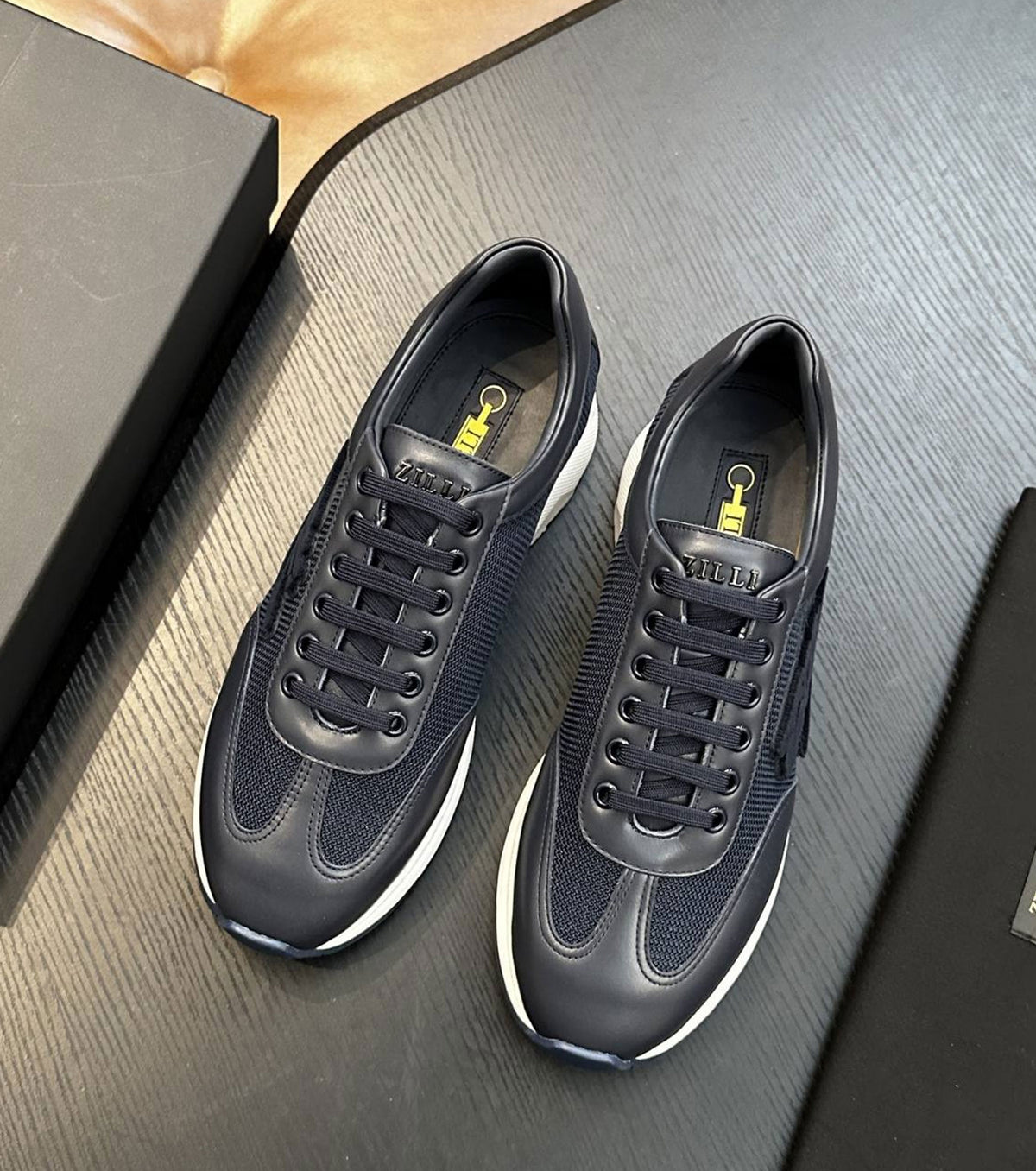 Велурени мокасини