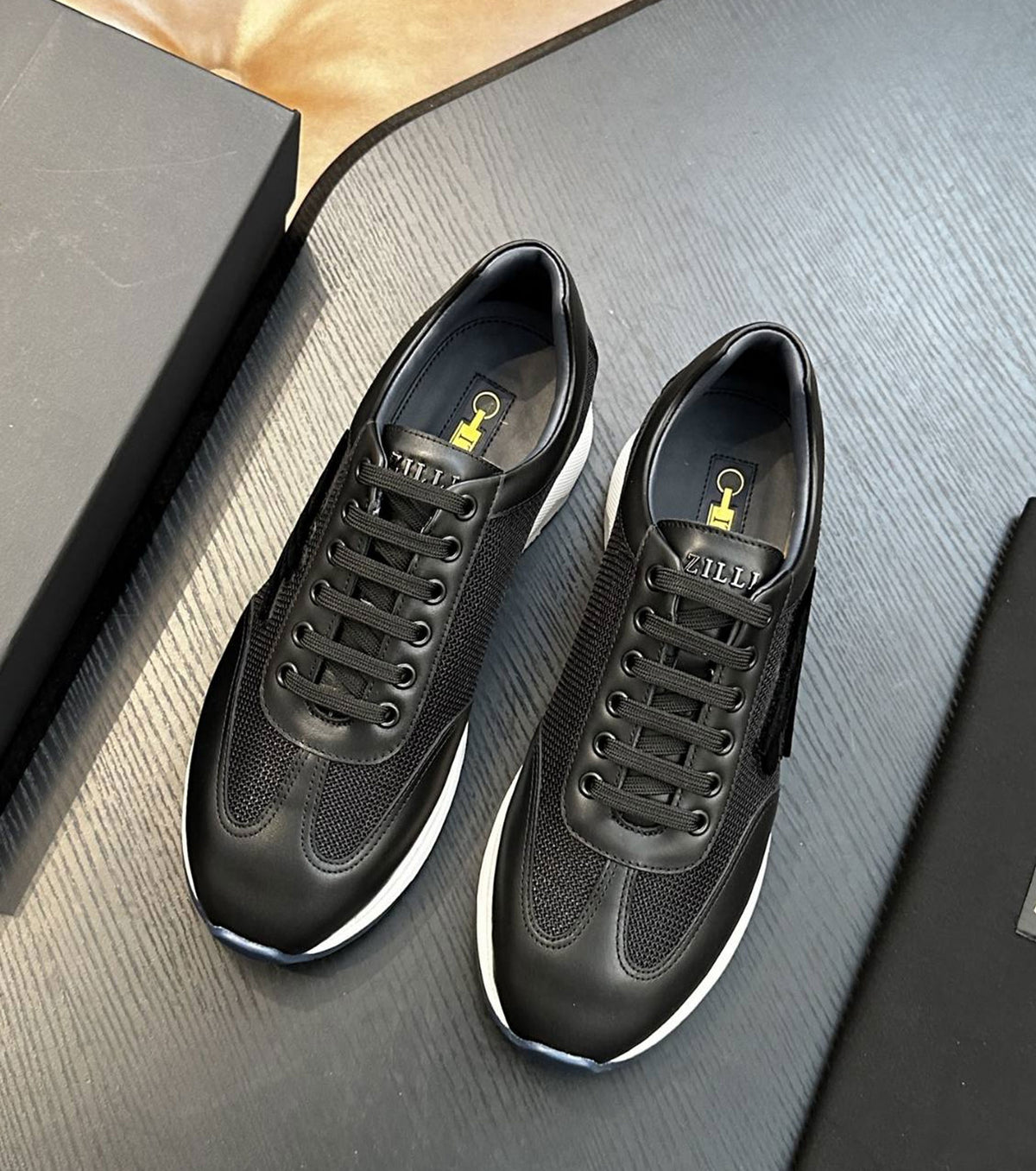 Велурени мокасини