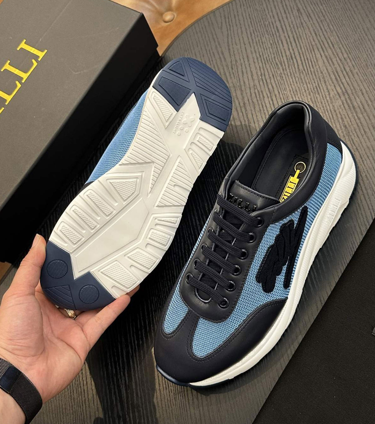 Велурени мокасини