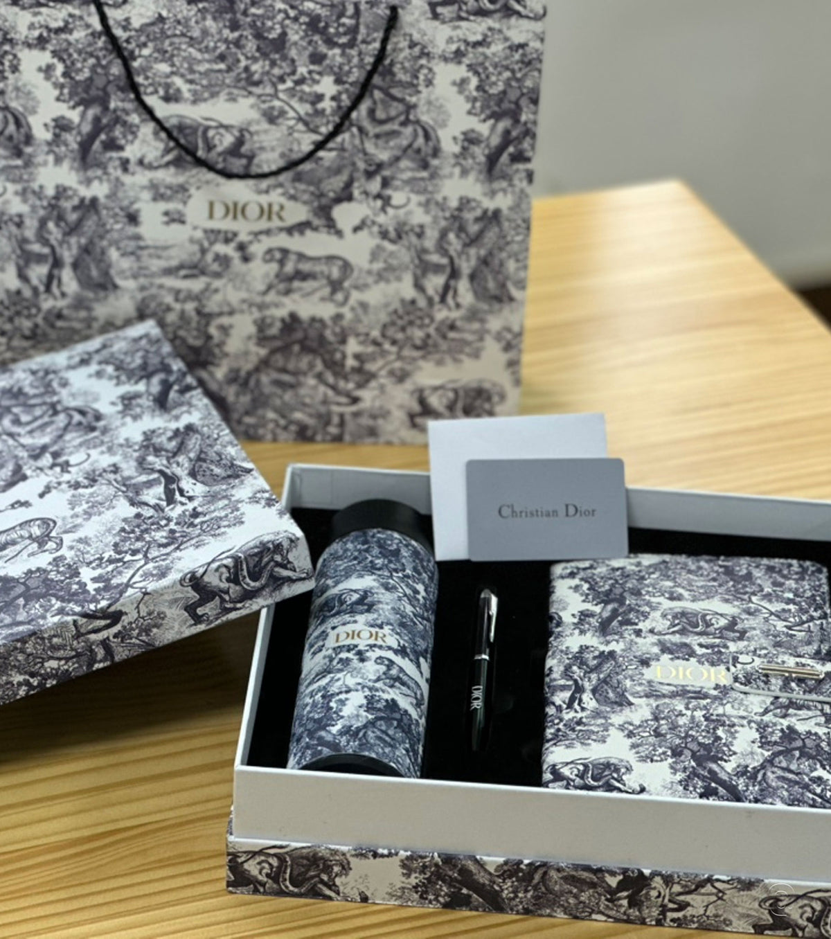 Комплект тефтер, химикалка и термос