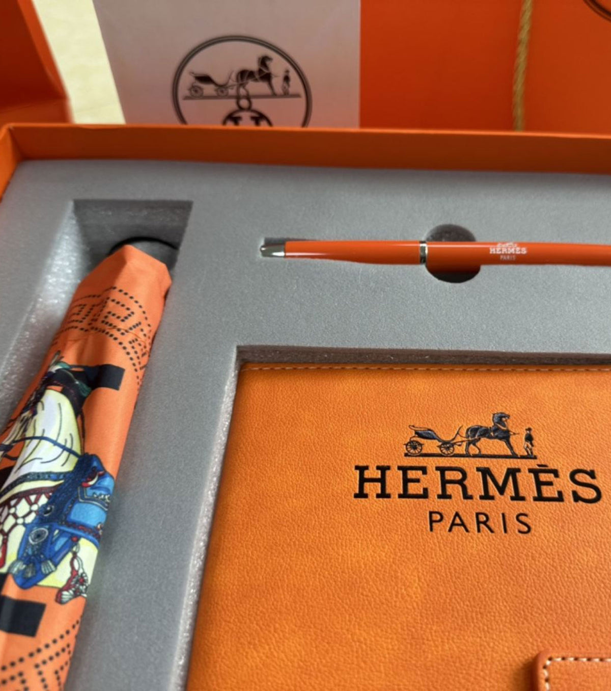 Комплект тефтер, химикалка и чадър