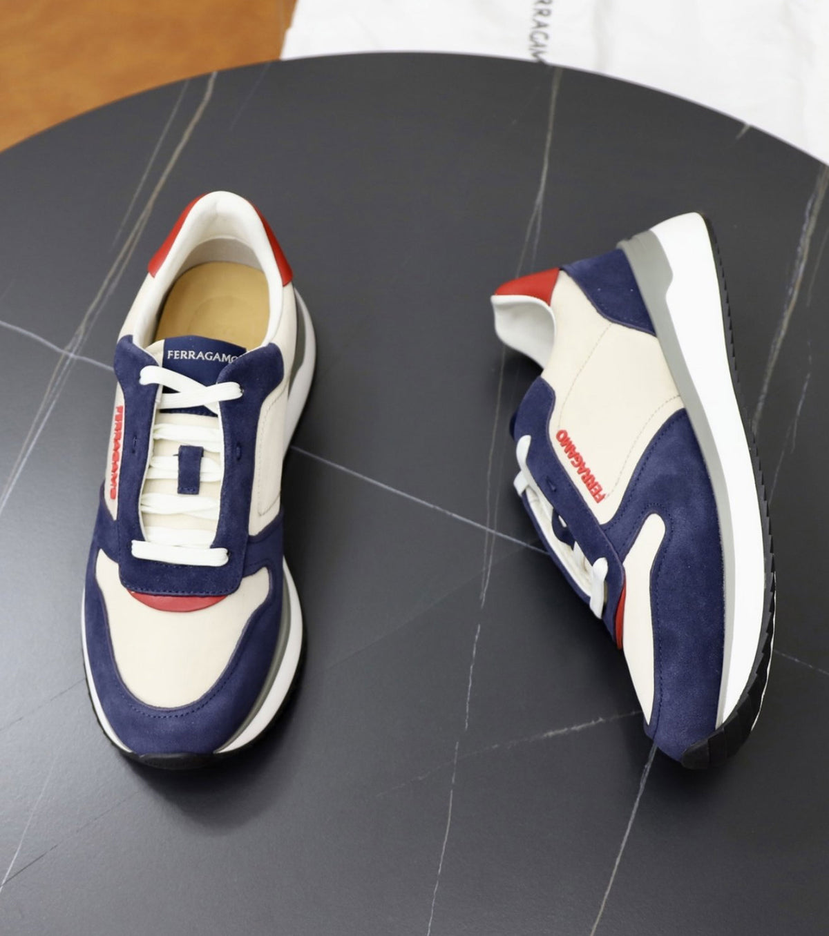 Велурени маратонки