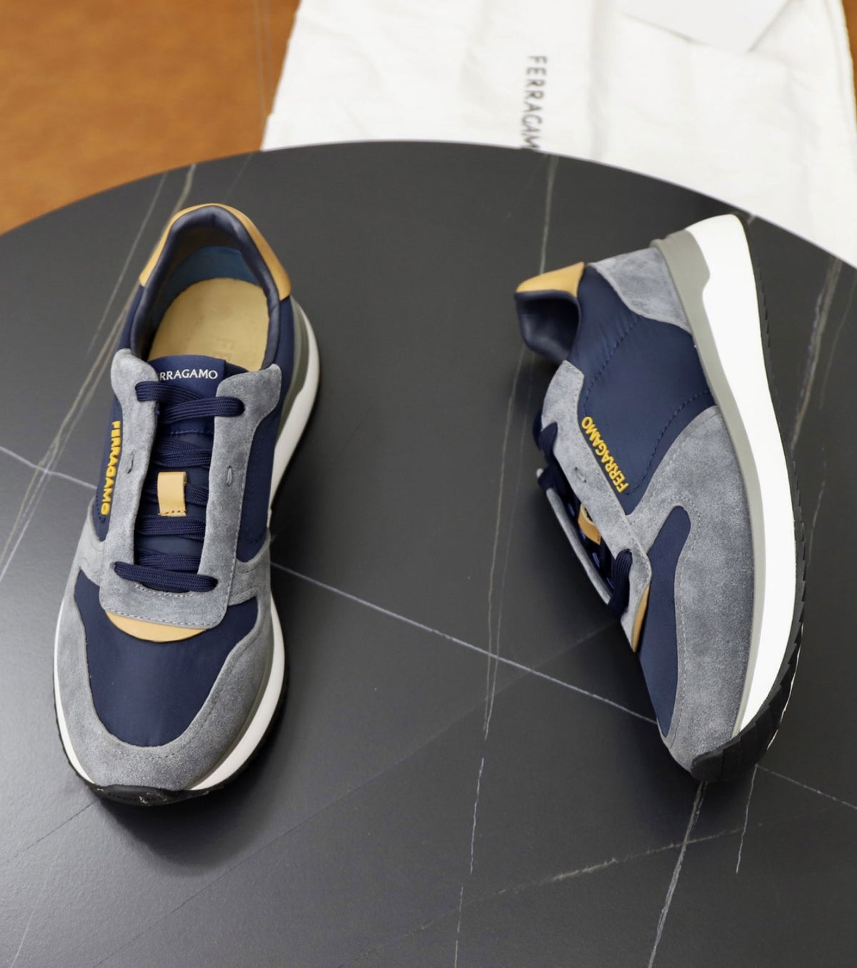 Велурени маратонки