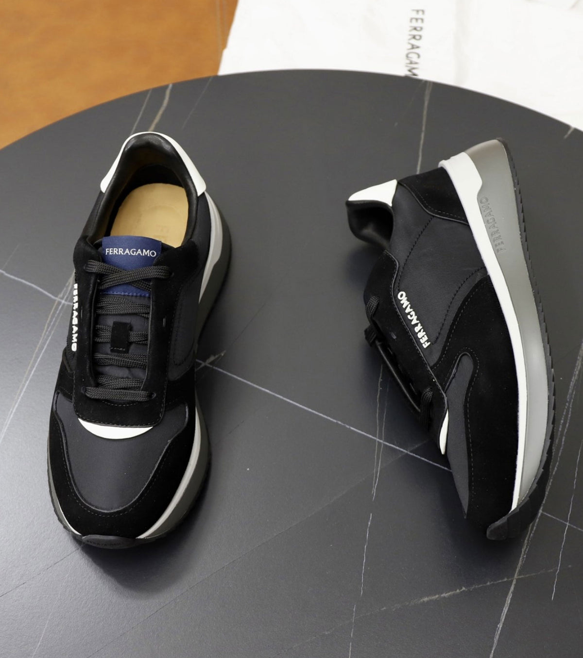 Велурени маратонки