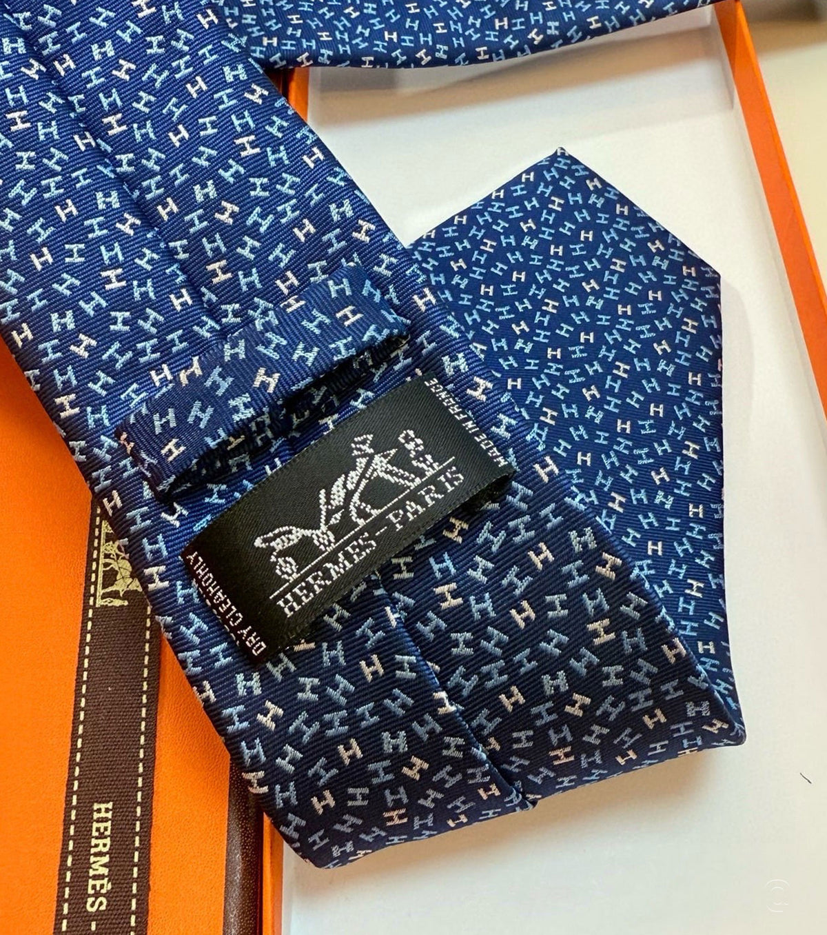 Копринена вратовръзка