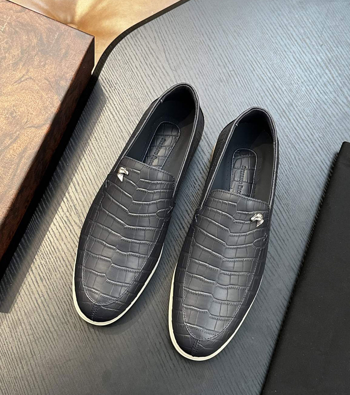 Кожени мокасини