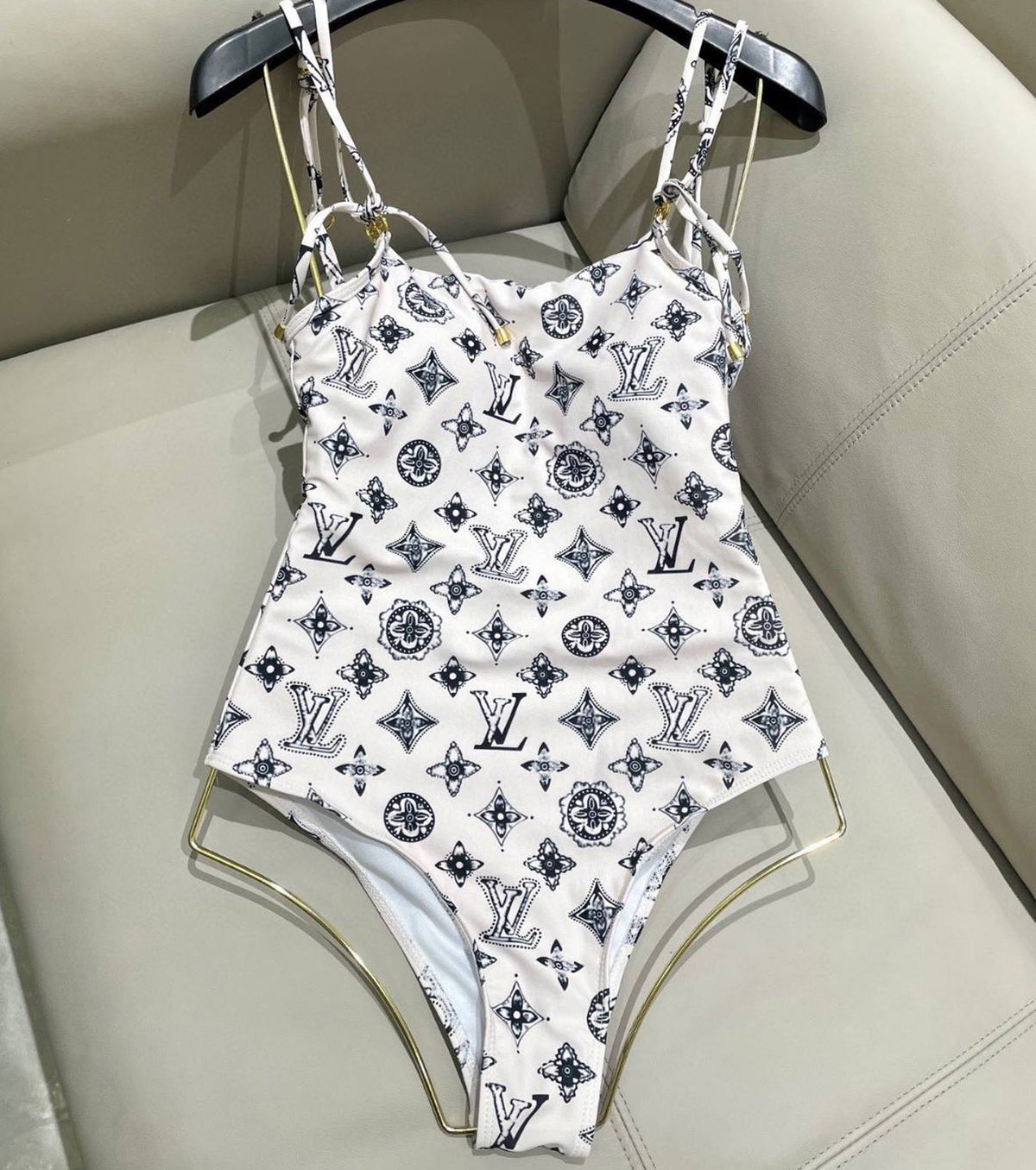 БАНСКИ КОСТЮМ